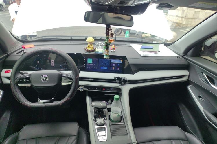 Used CHANGAN CS75 PLUS 2024 3rd Generation Champion Edition 1.5T Intelligent Drive Dynamic Model Center Console