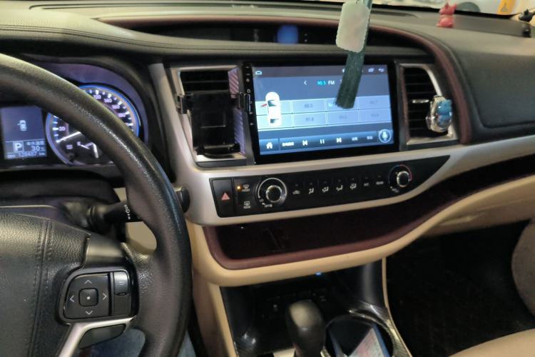 Used Toyota Highlander 2015 2.0T Four-Wheel Drive Elite Edition 7-Seater Center Console