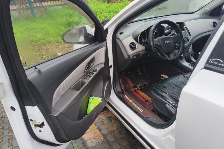 Used Chevrolet Cruze 2013 1.6L SL Sunroof Edition MT Driver Seat