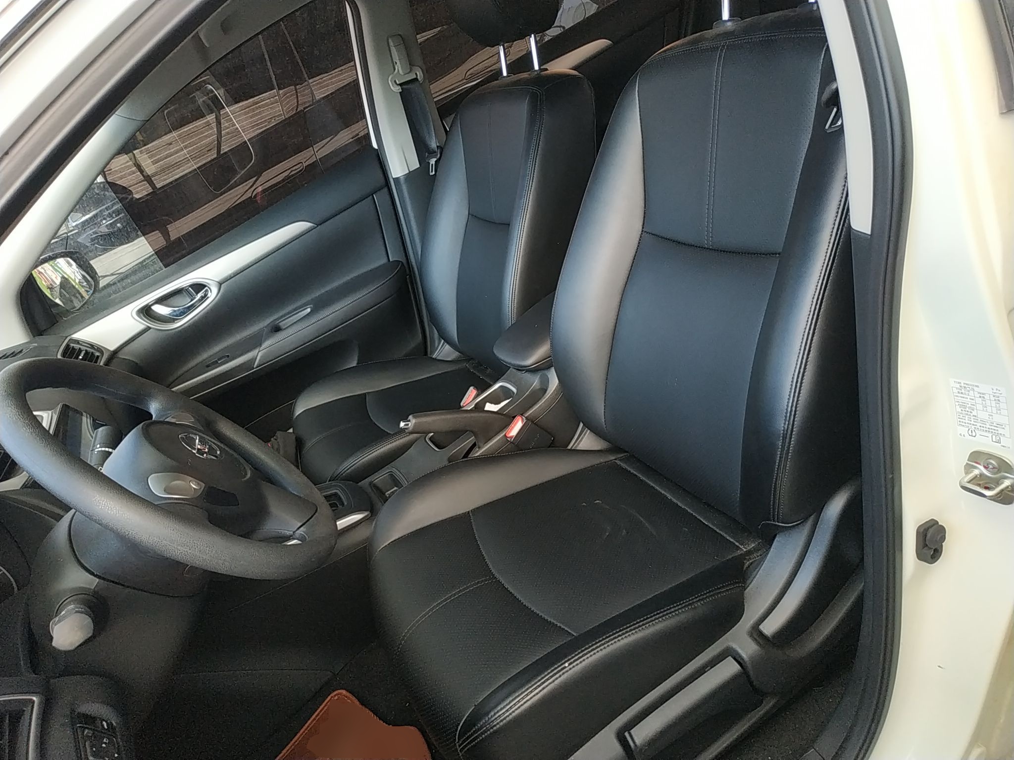 المقاعد الأمامية داخل السيارة