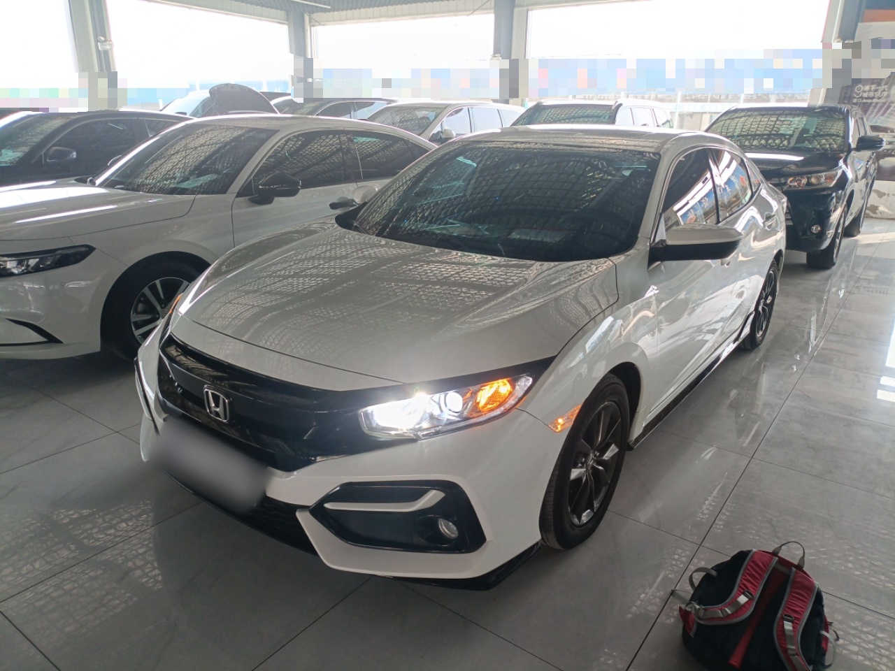 تحت مقدمة السيارة