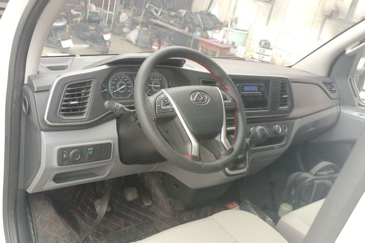 Used SAIC MAXUS Xintu V80 2024 City Distribution King PLUS Value Edition 6MT Short Wheelbase Mid-Roof Design 127 Ps 3 Seats