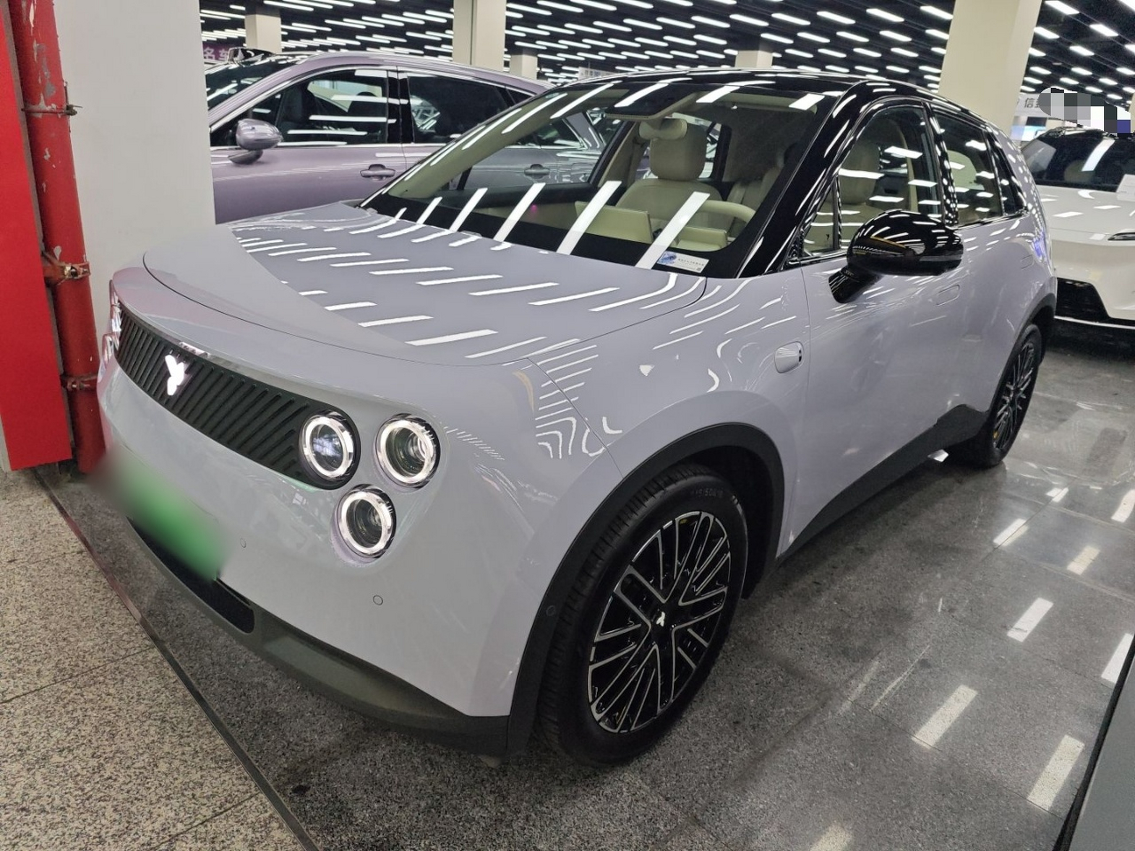 تحت مقدمة السيارة