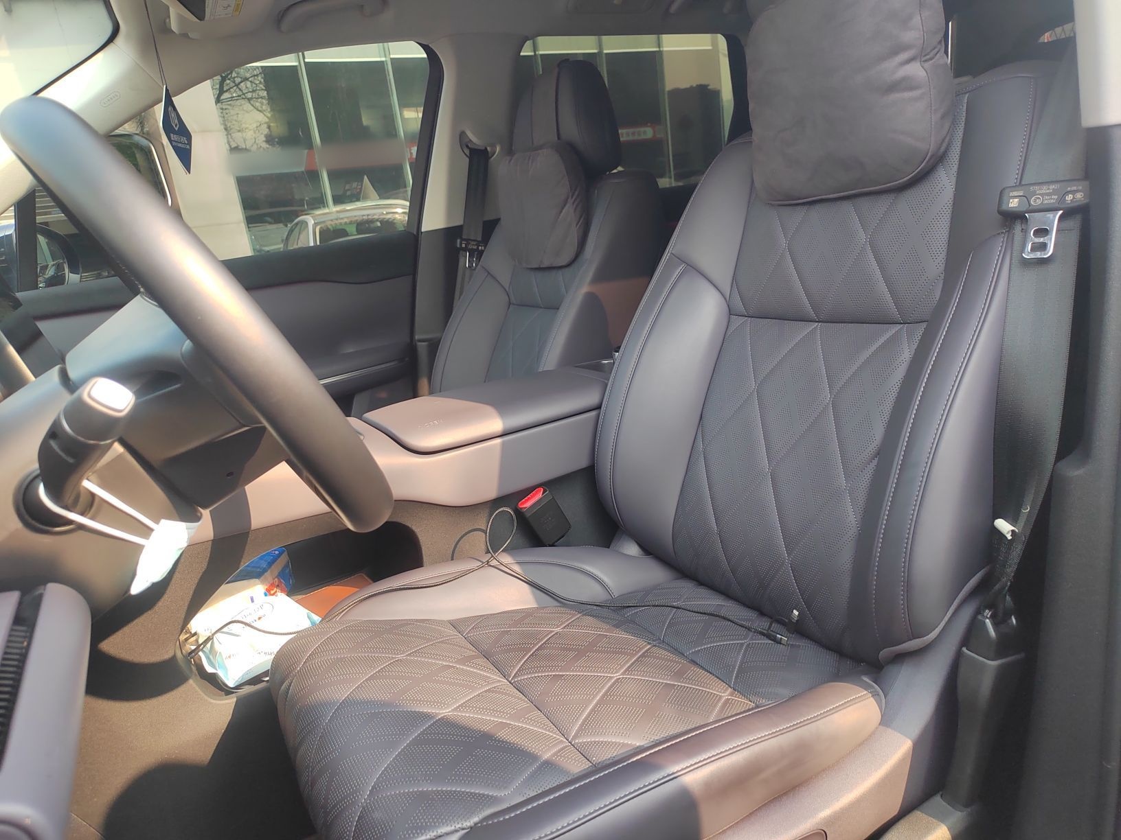 المقاعد الأمامية داخل السيارة