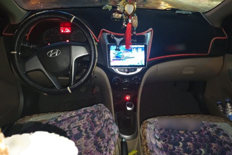 Used Hyundai Verna (older generation) 2014 1.4L Manual Smart GLS Trim Center Console