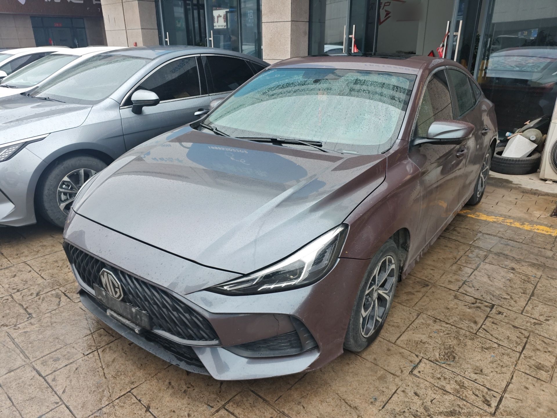 Под передней частью автомобиля