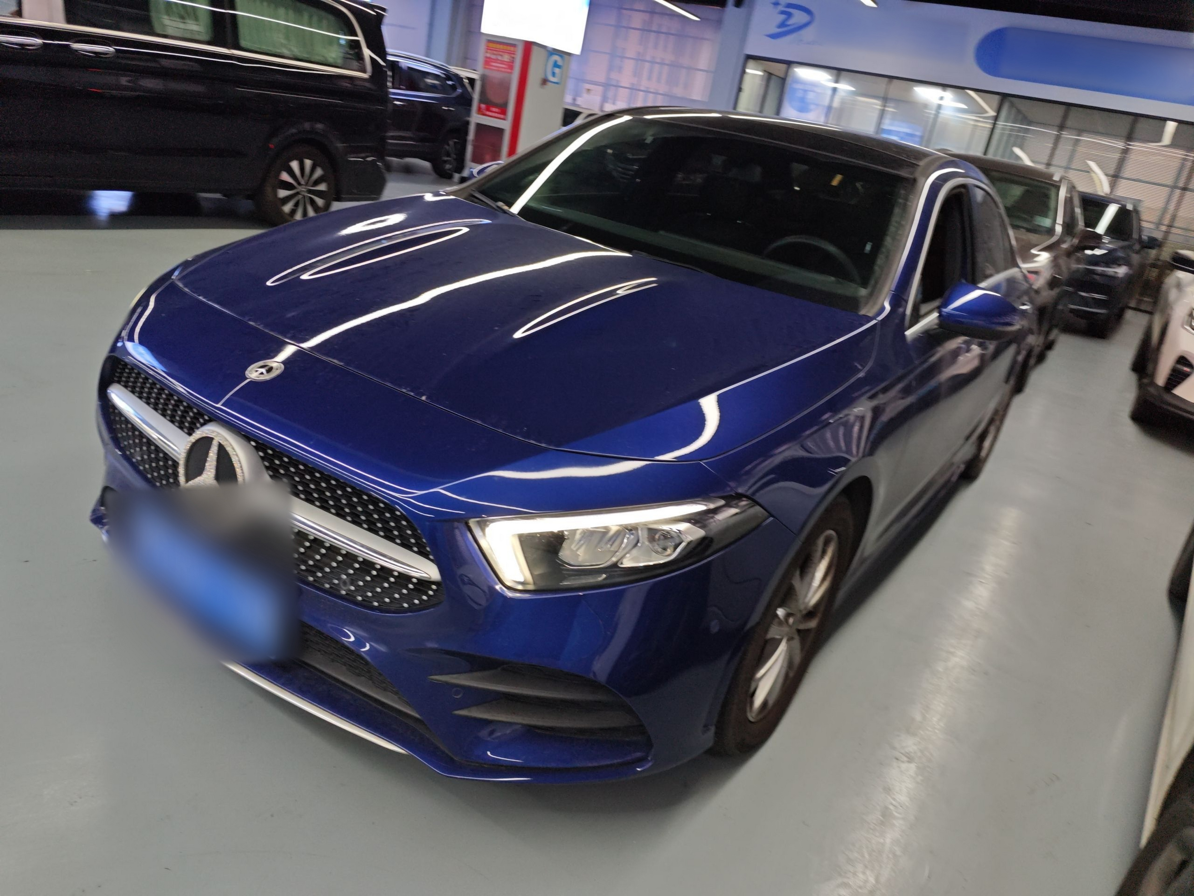 تحت مقدمة السيارة