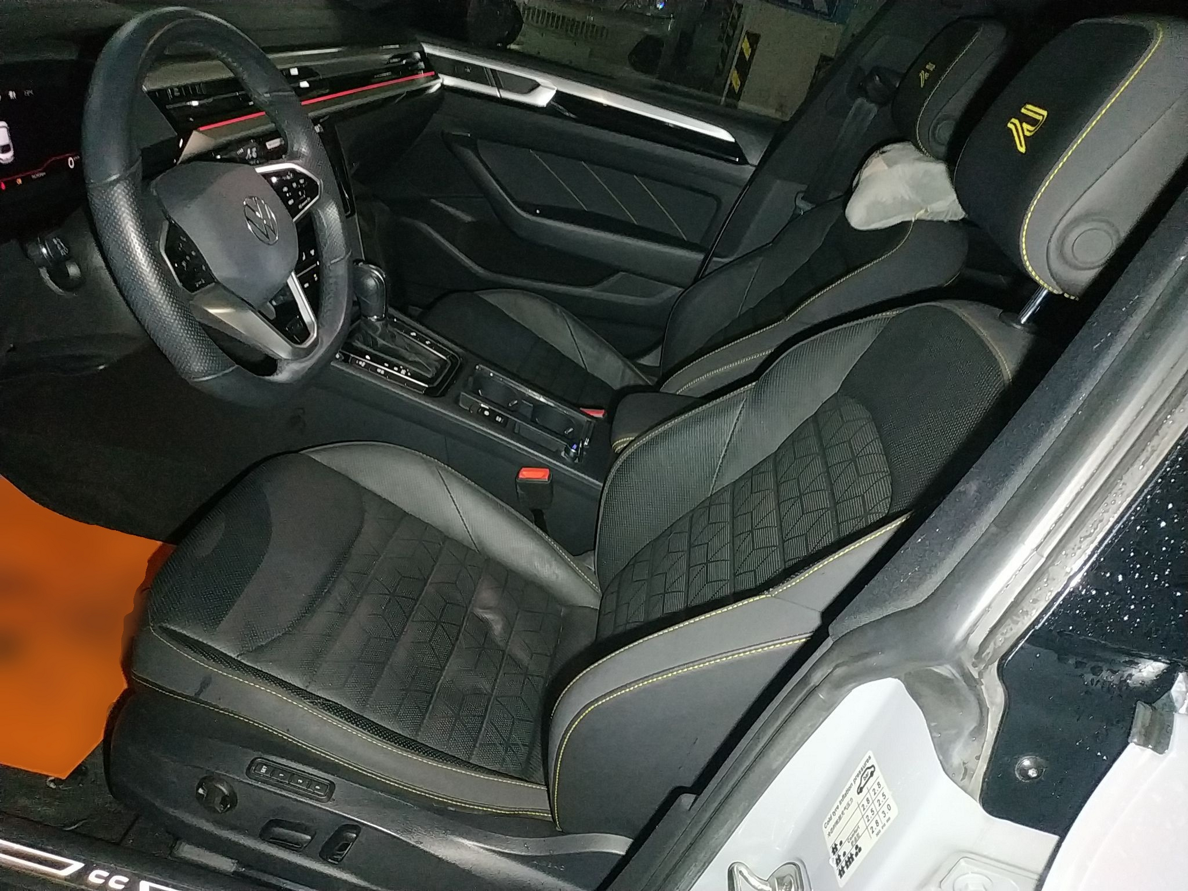 Переднее сиденье в автомобиле