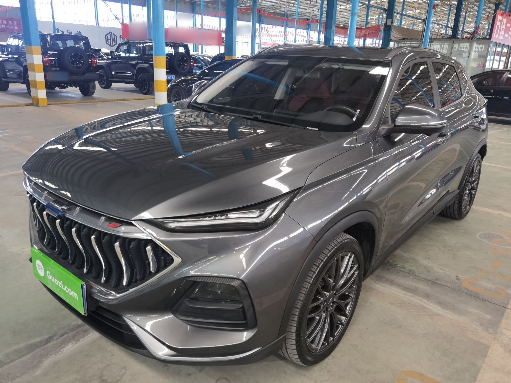 تحت مقدمة السيارة