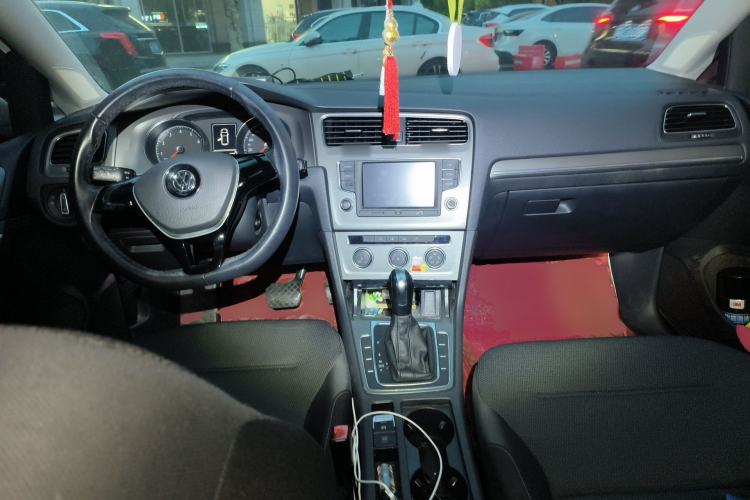 Used Volkswagen Golf 2016 1.6L Automatic Comfort Model Center Console