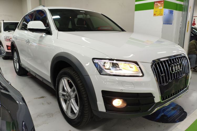 Used Audi Q5 2017 Plus 40 TFSI Technology Model Front Right 45 Deg