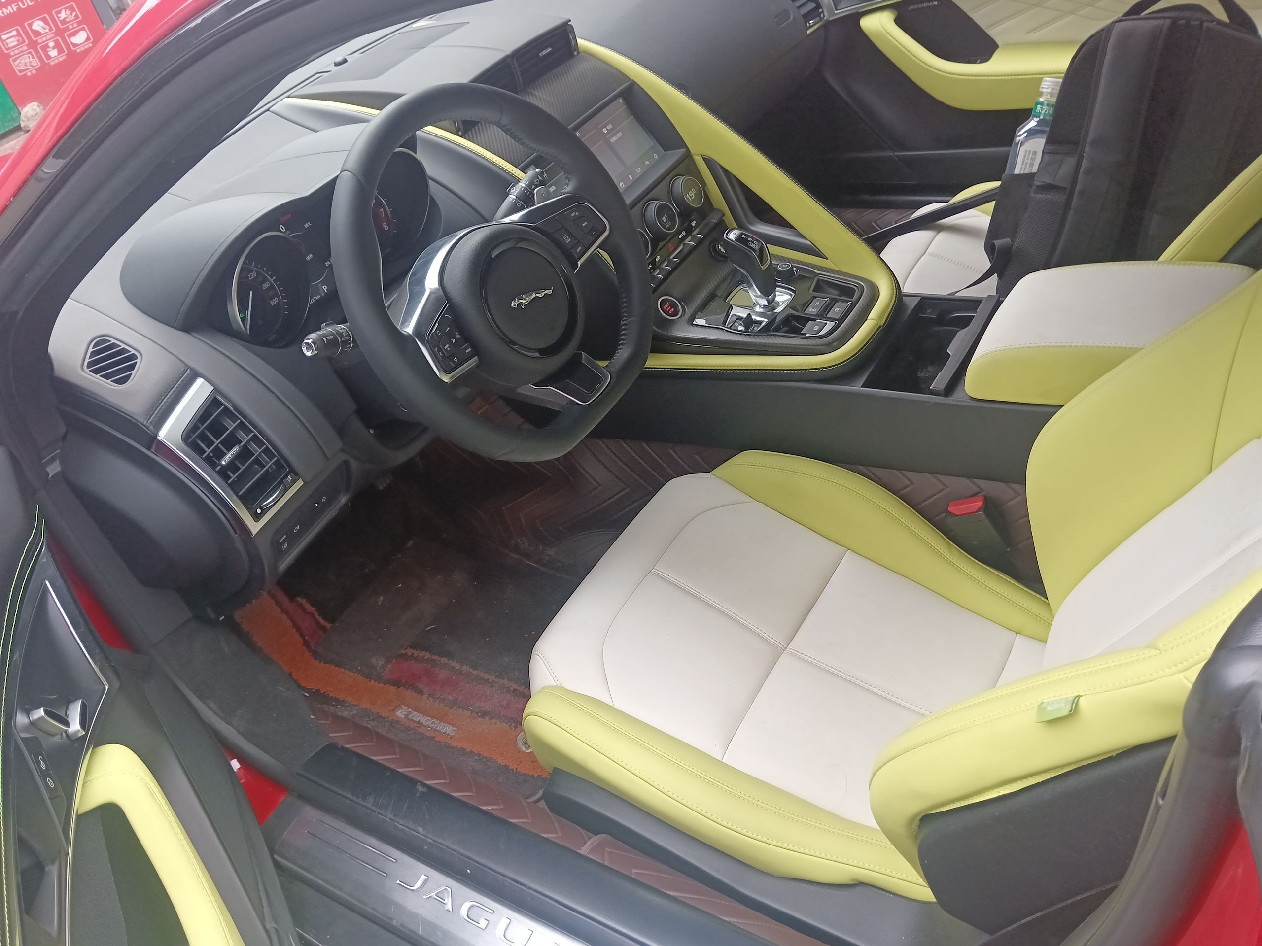 المقاعد الأمامية داخل السيارة