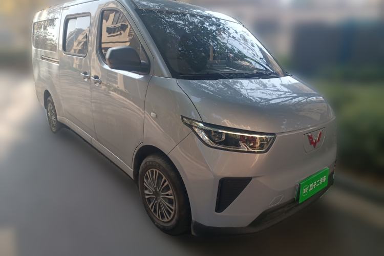 Used Wuling Yangguang 2024 300KM Comfort Version Passenger Van 75kW
