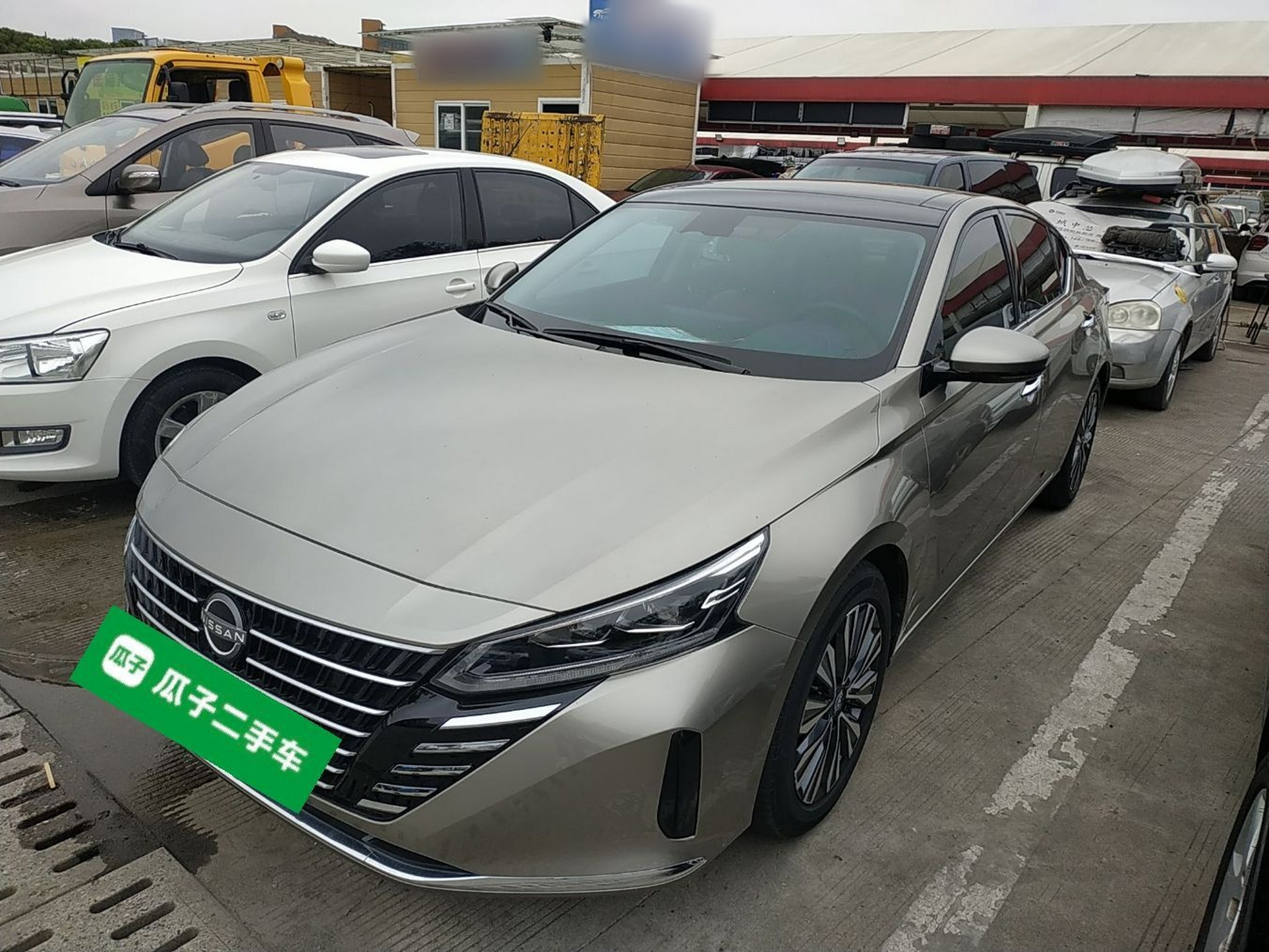 تحت مقدمة السيارة