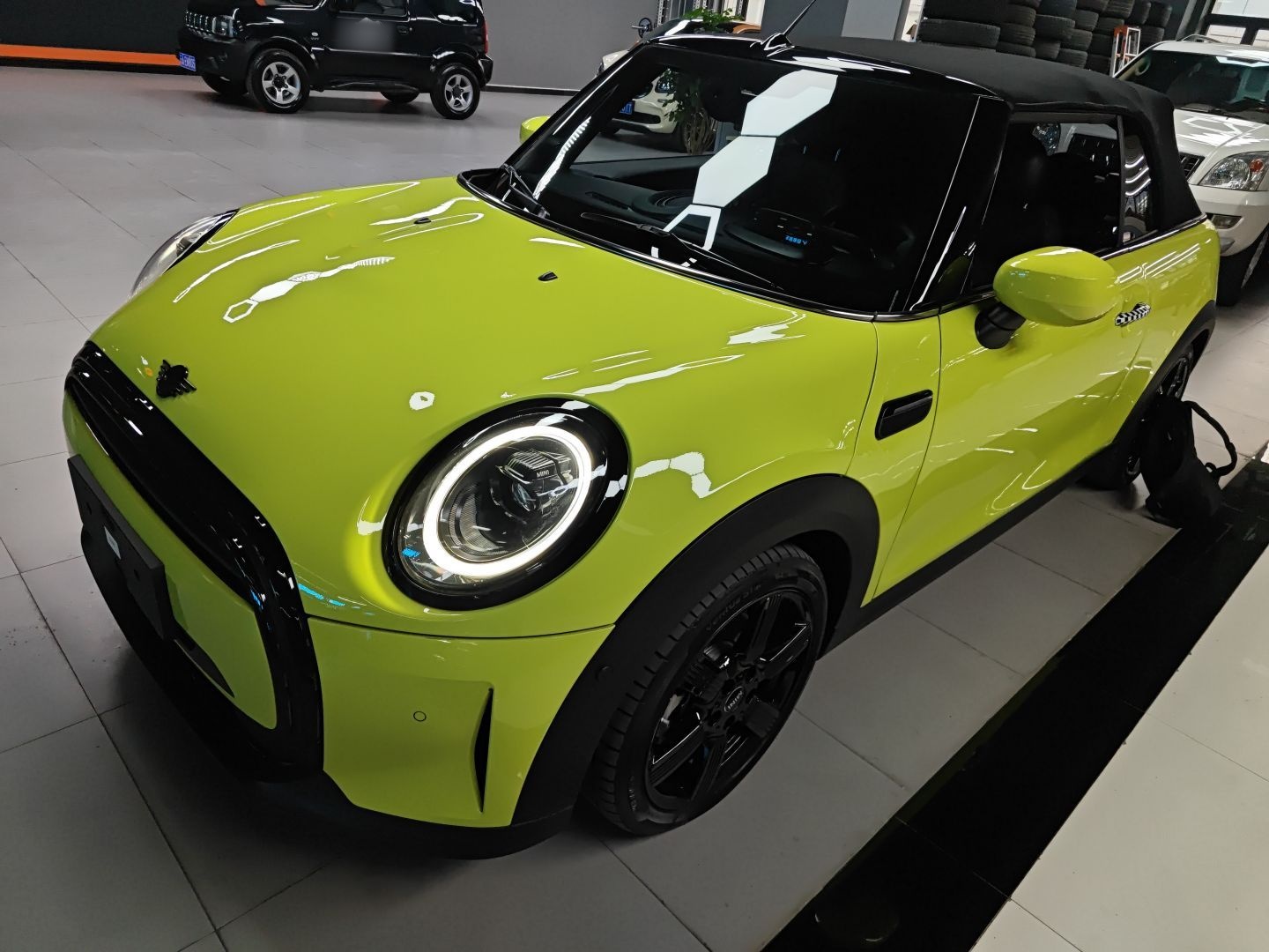 تحت مقدمة السيارة