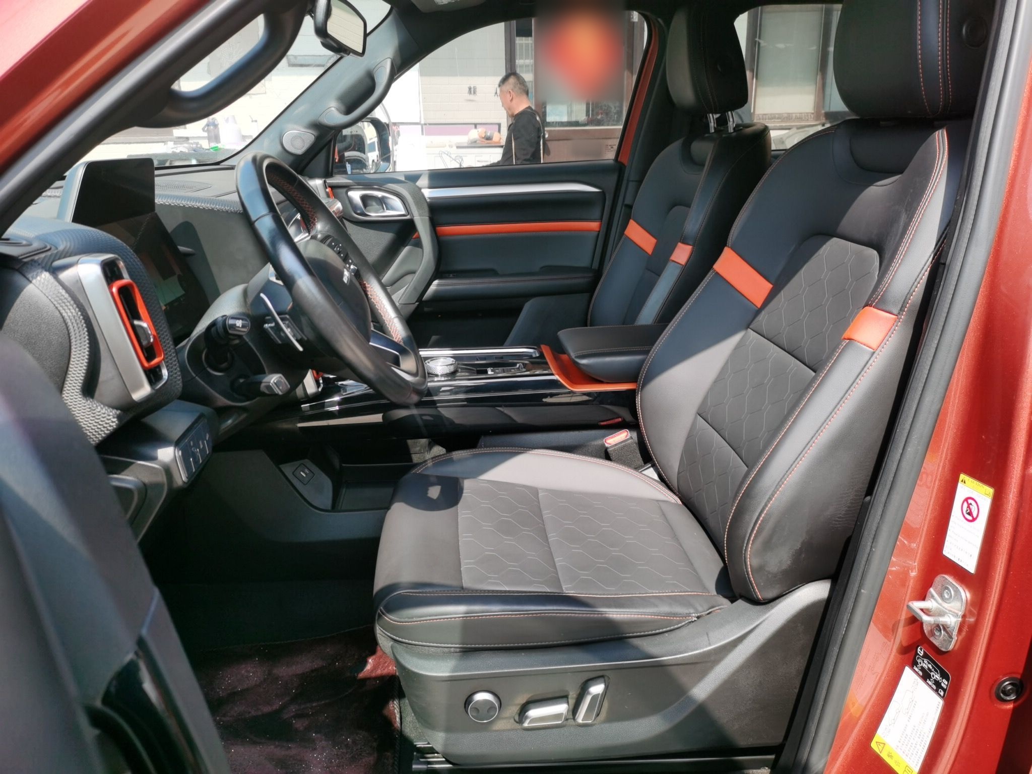 المقاعد الأمامية داخل السيارة