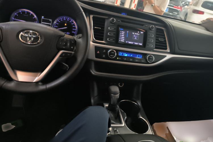 Used Toyota Highlander 2018 2.0T Four-Wheel Drive Knight Edition 7 Seats China VI Standard Center Console