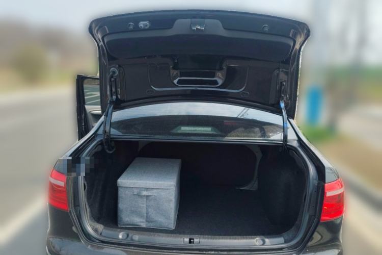 Used Volkswagen Lavida 2015 1.6L Automatic Fashion Edition Trunk