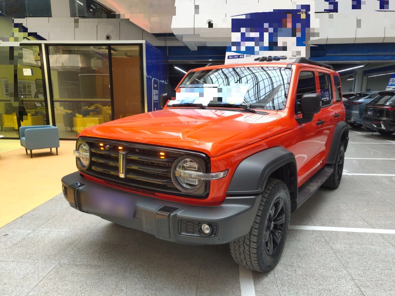 تحت مقدمة السيارة