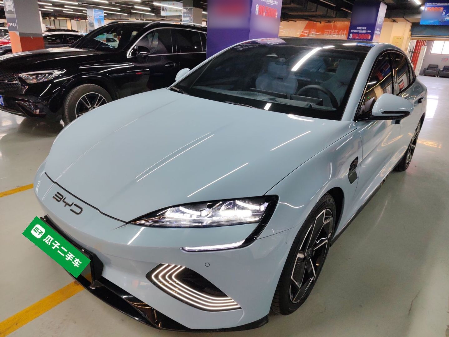 تحت مقدمة السيارة