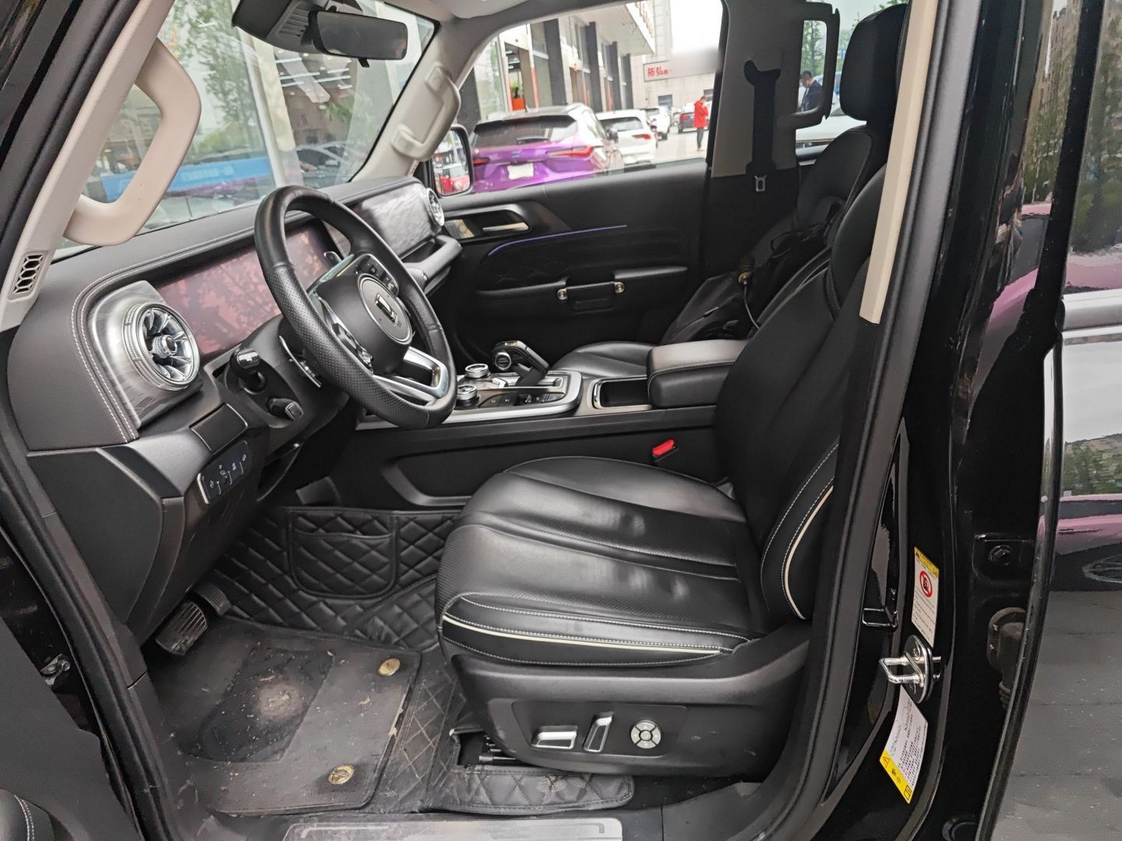 المقاعد الأمامية داخل السيارة