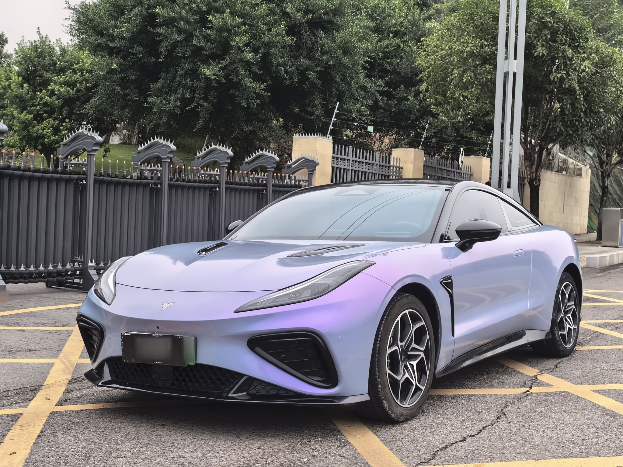 تحت مقدمة السيارة