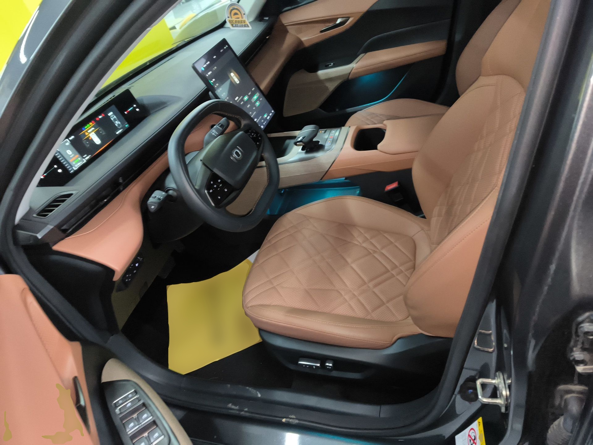 المقاعد الأمامية داخل السيارة