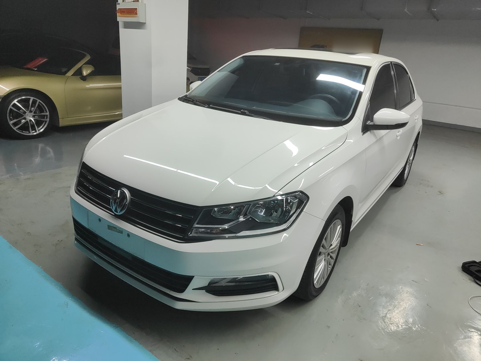 تحت مقدمة السيارة