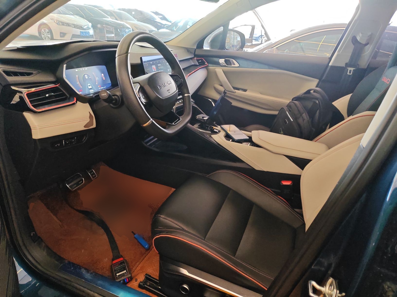 المقاعد الأمامية داخل السيارة