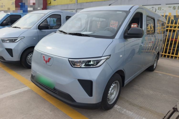 Used Wuling Yangguang 2024 300KM Comfort Version Passenger Van 75kW