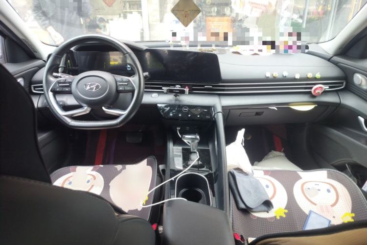 Used Hyundai Elantra 2021 1.5L CVT LUX Prestige Edition Center Console