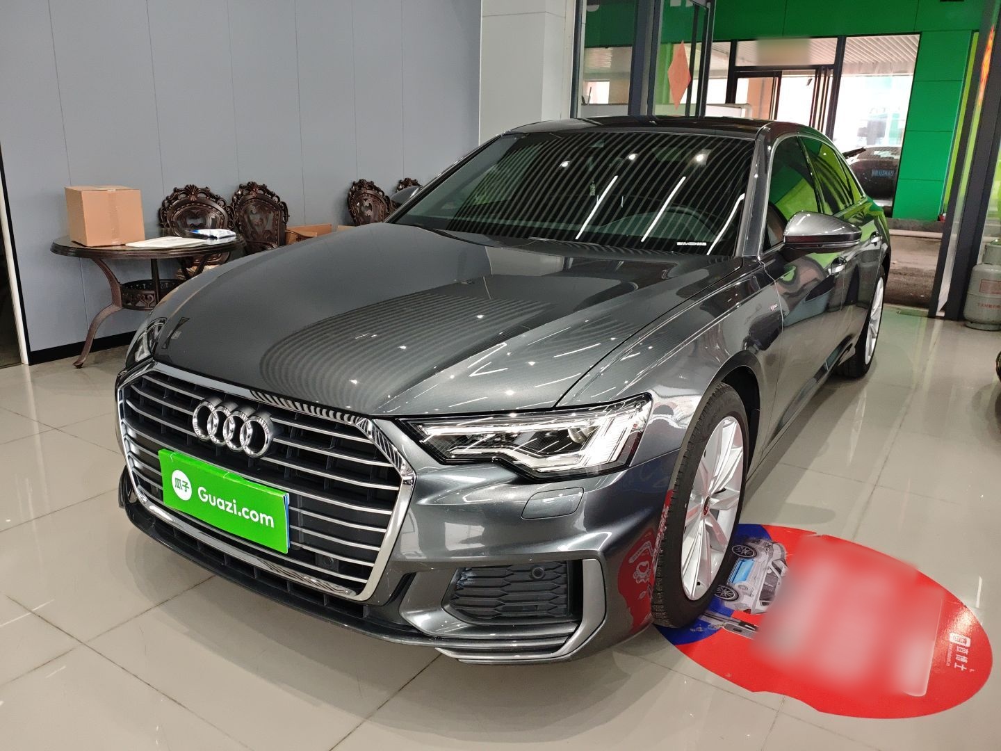 تحت مقدمة السيارة