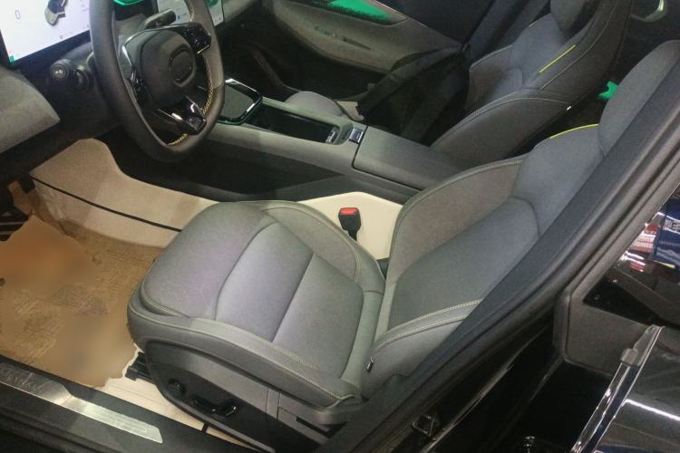 Used Lynk & Co 08 EM-P 2025 120km Long-Range Halo