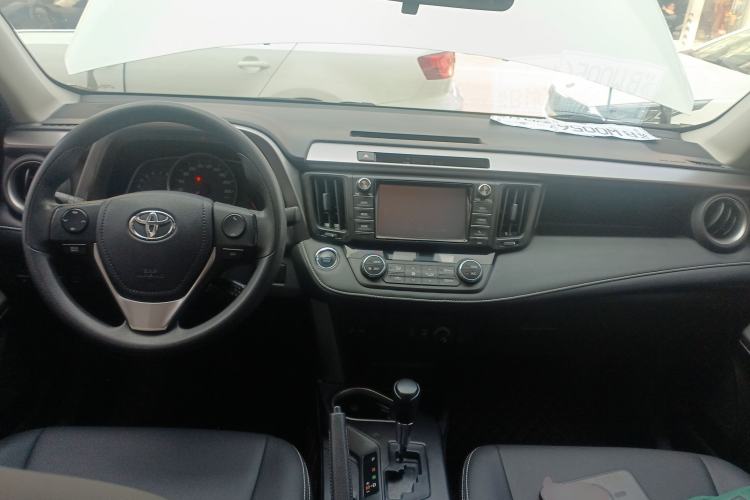 Used Toyota RAV4 2016 2.0L CVT Two-Wheel Drive Fashion Edition China V Standard
