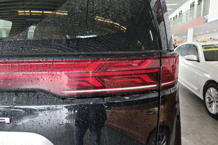 Used Denza D9 2025 DM-i Intelligent Drive 1020 Four-Wheel Drive Prestige Model Right Rear Taillight