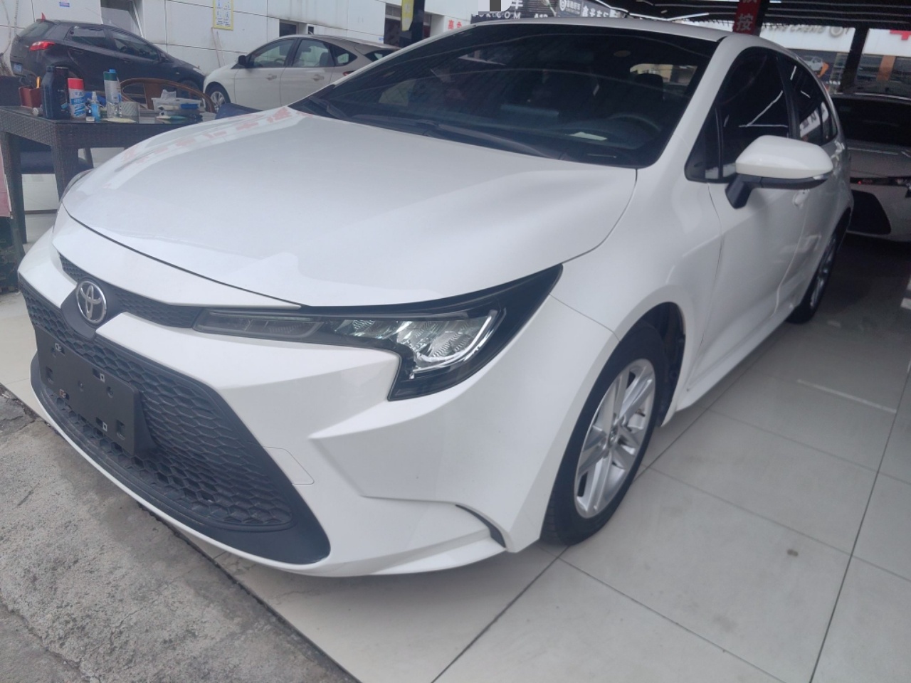 Под передней частью автомобиля