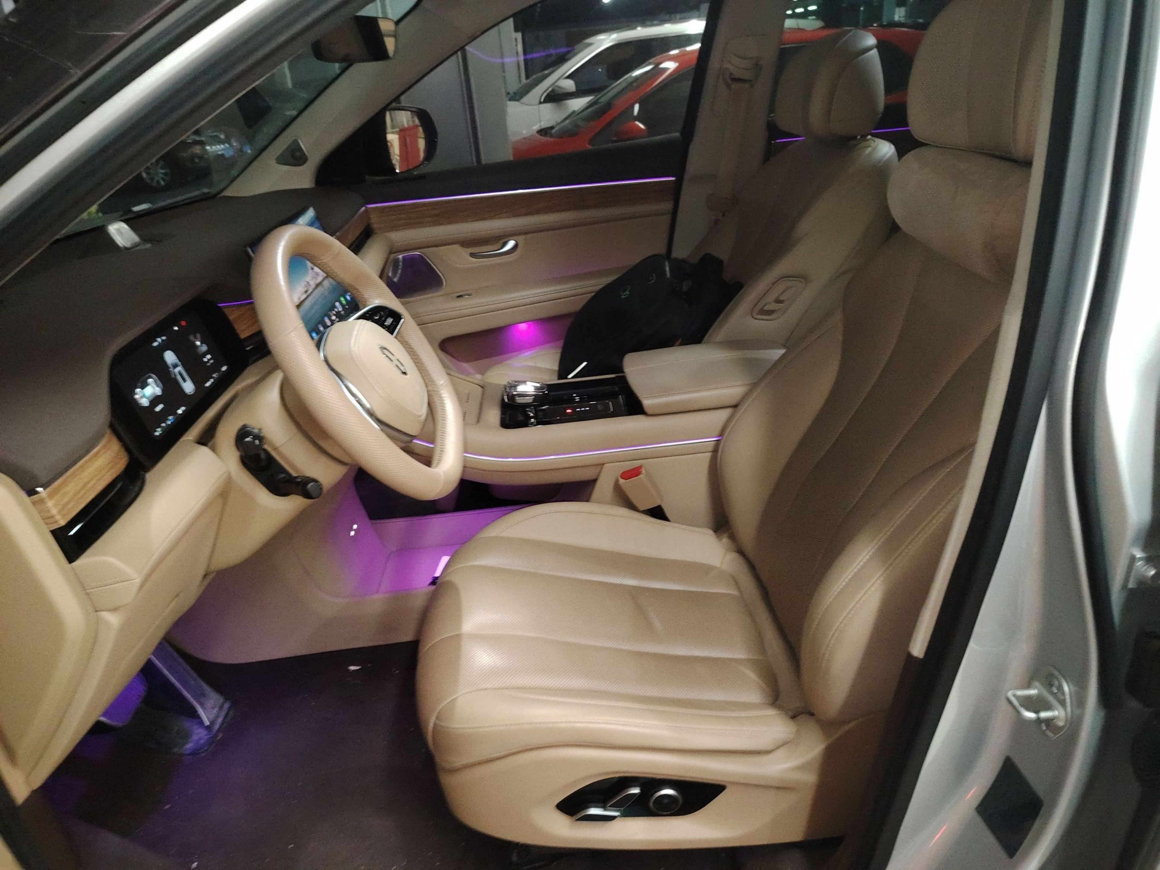 المقاعد الأمامية داخل السيارة