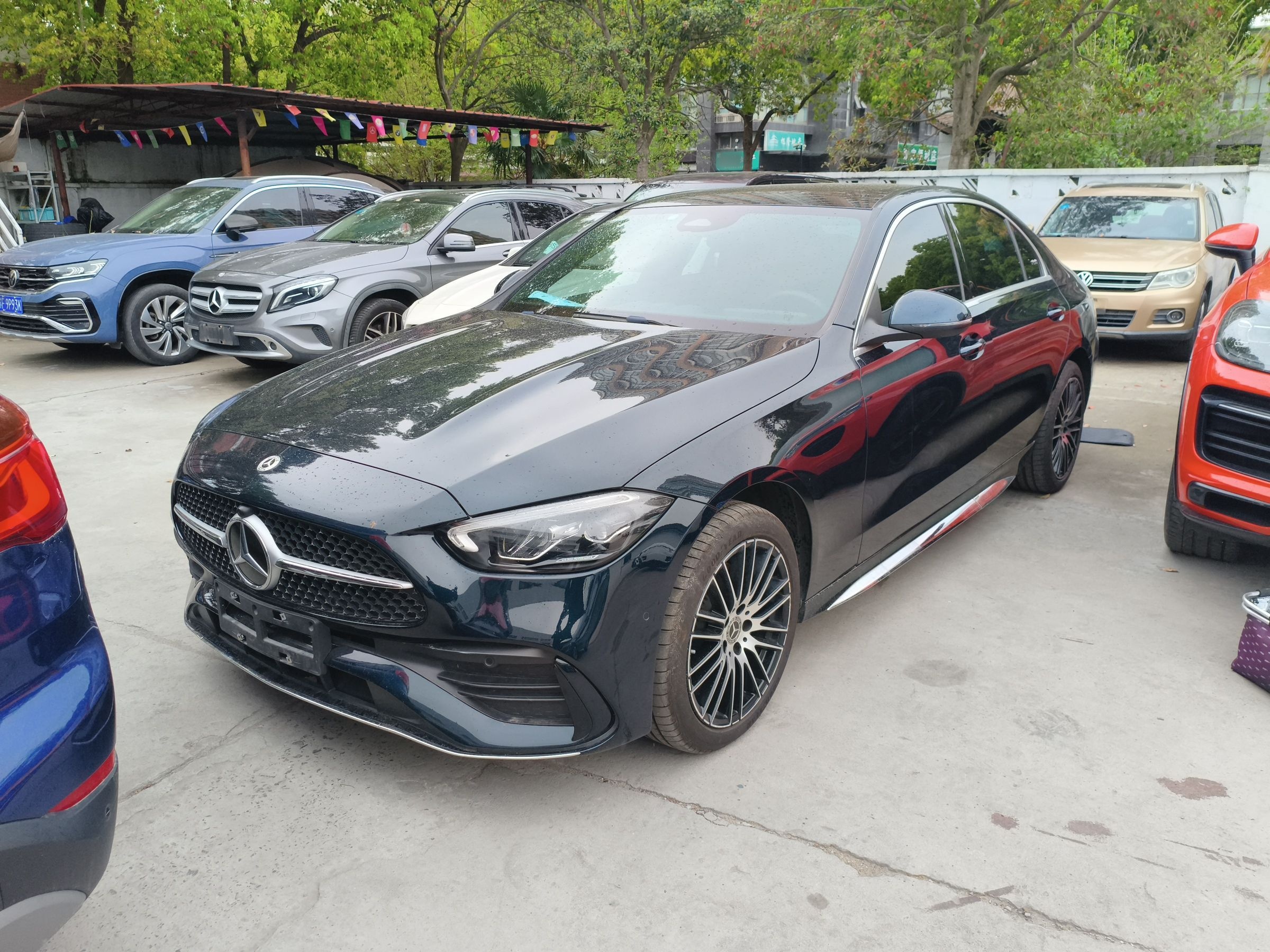 تحت مقدمة السيارة