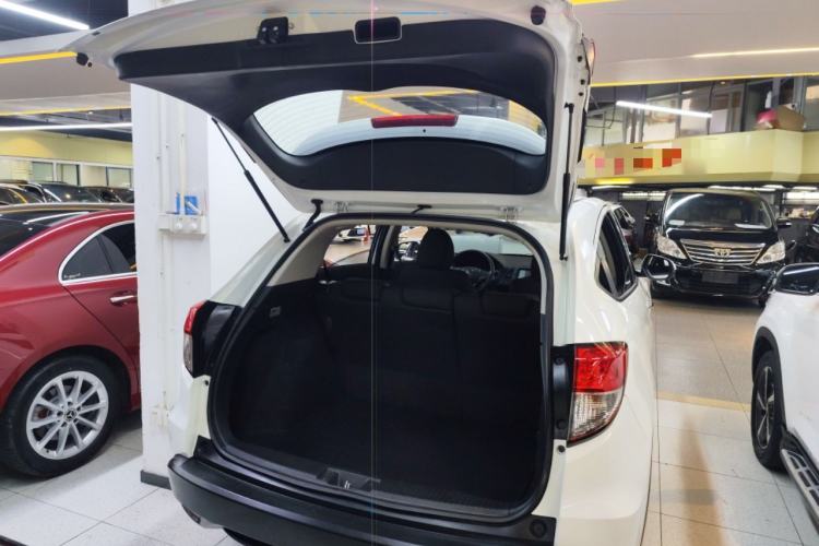 Used Honda Vezel 2020 1.5L CVT Elite Edition Trunk