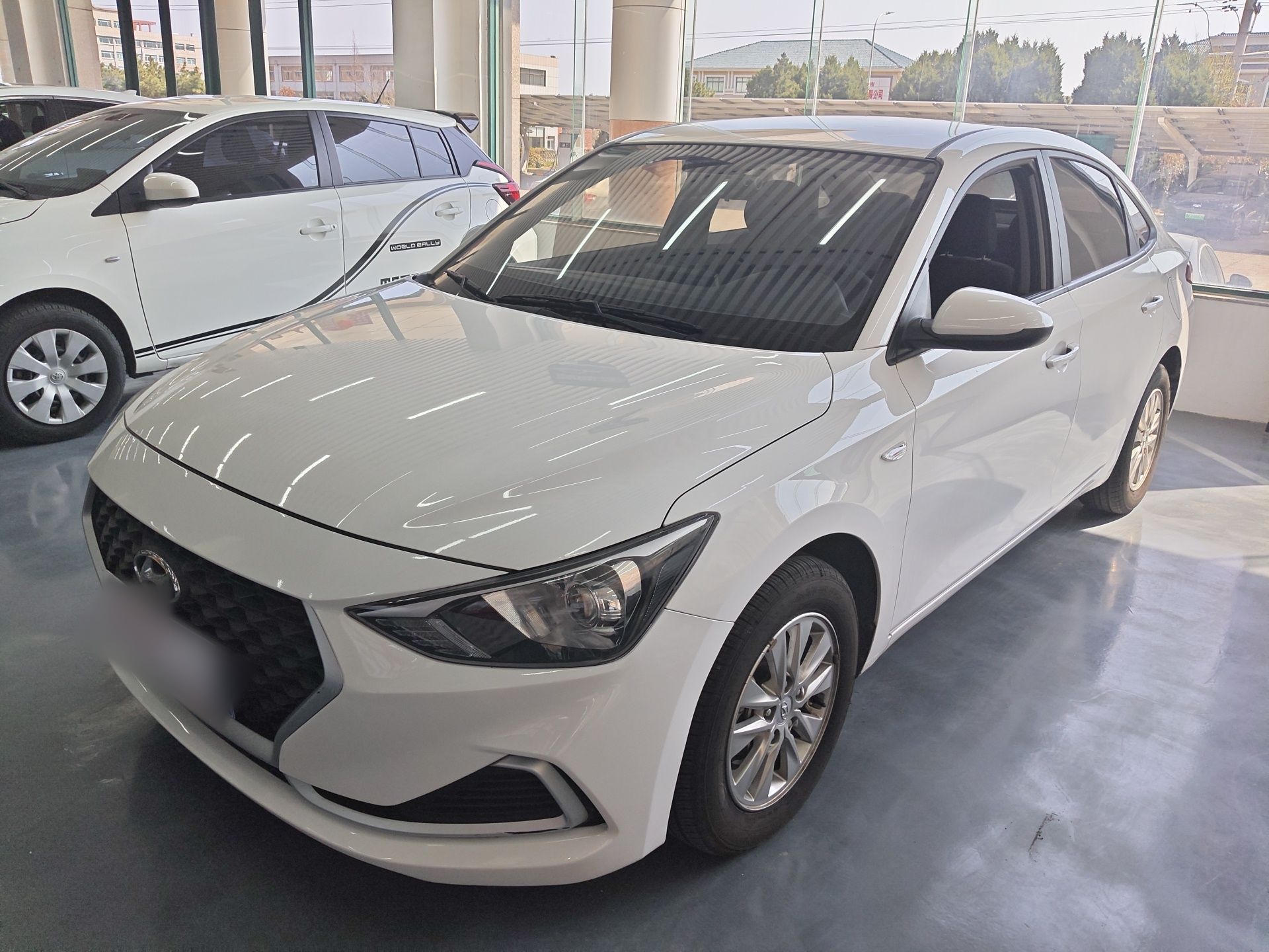 تحت مقدمة السيارة