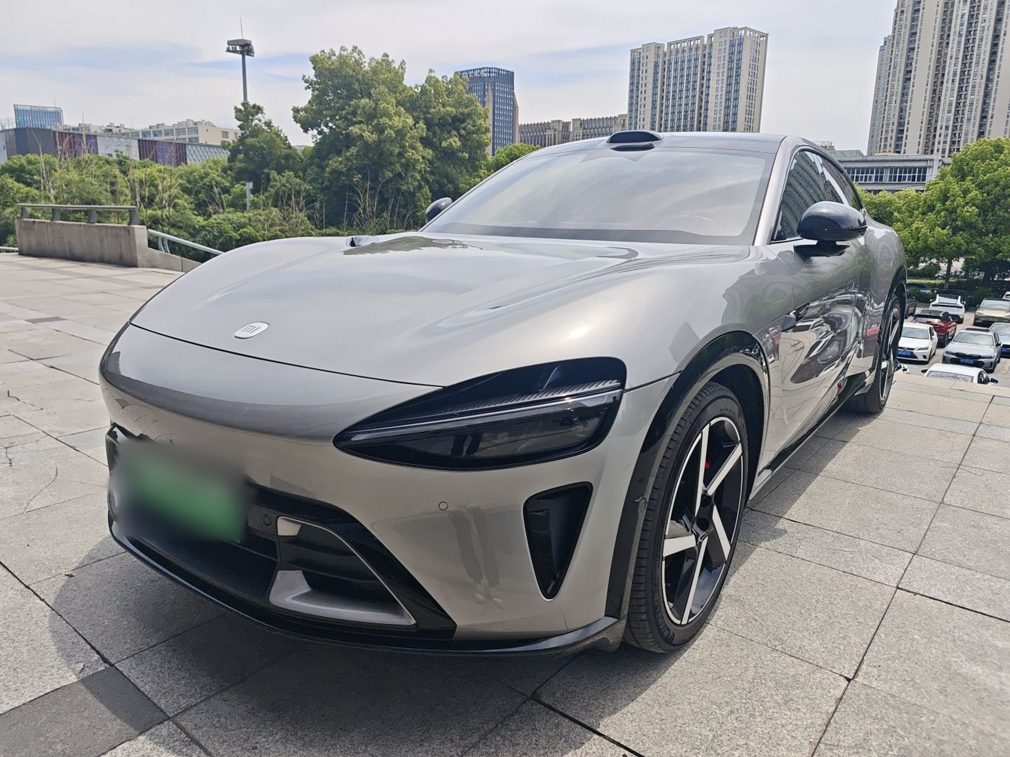 Под передней частью автомобиля