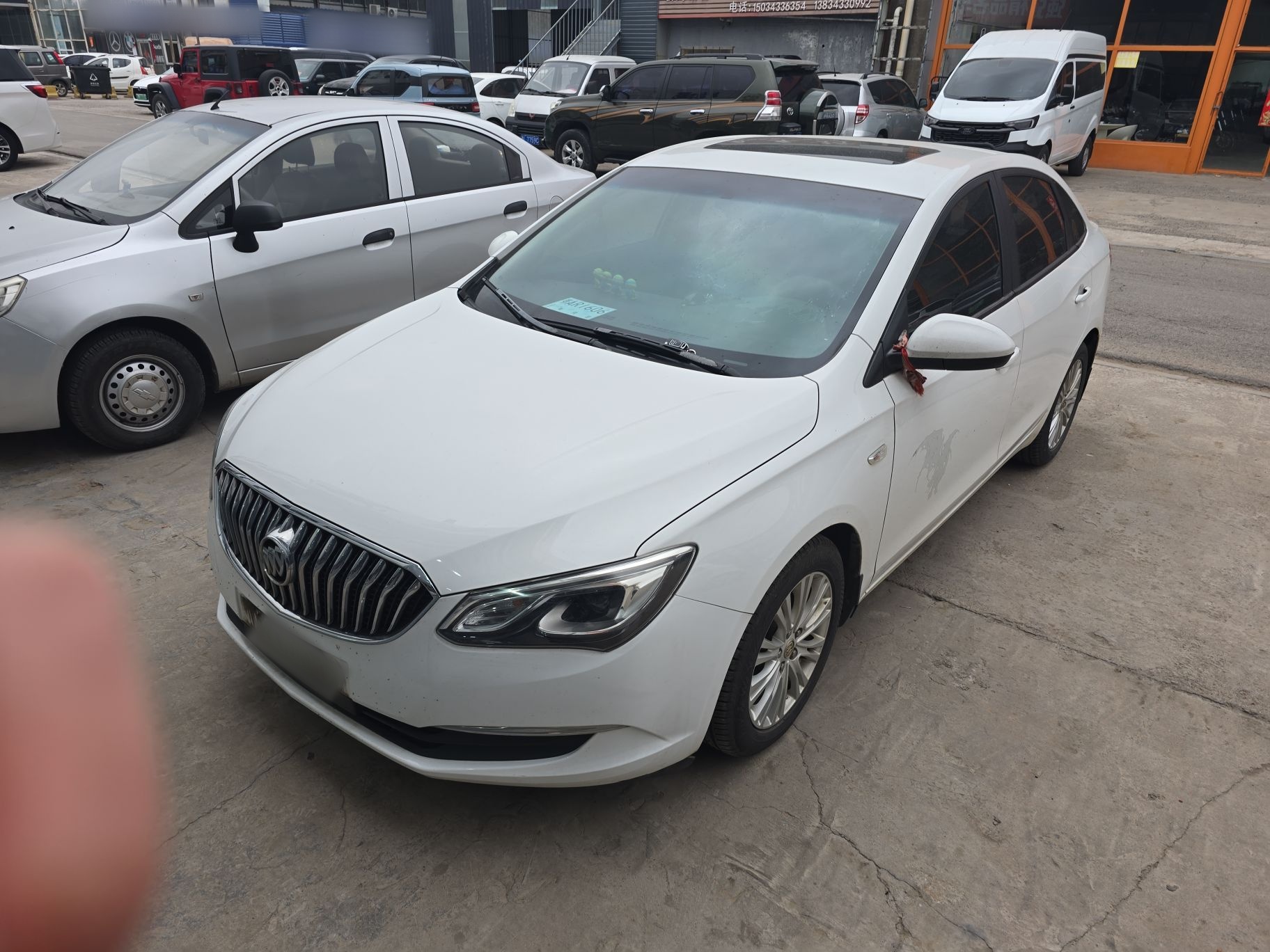 تحت مقدمة السيارة