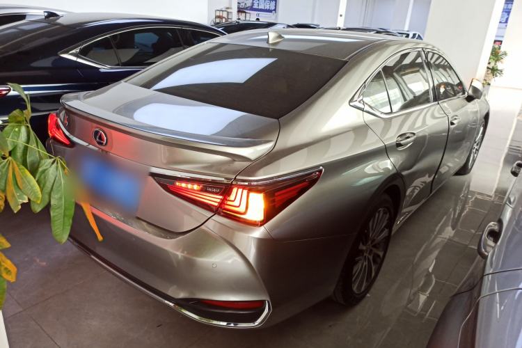 Used Lexus ES 2020 300h Deluxe Edition