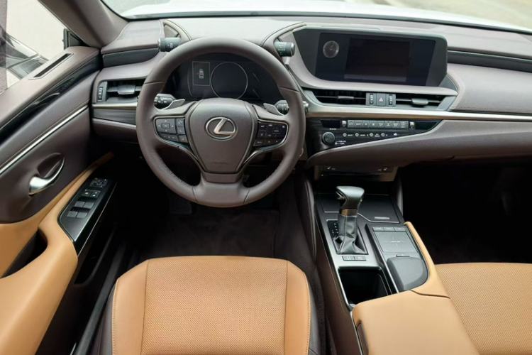 Used Lexus ES 2020 300h Premier Edition Interior 2