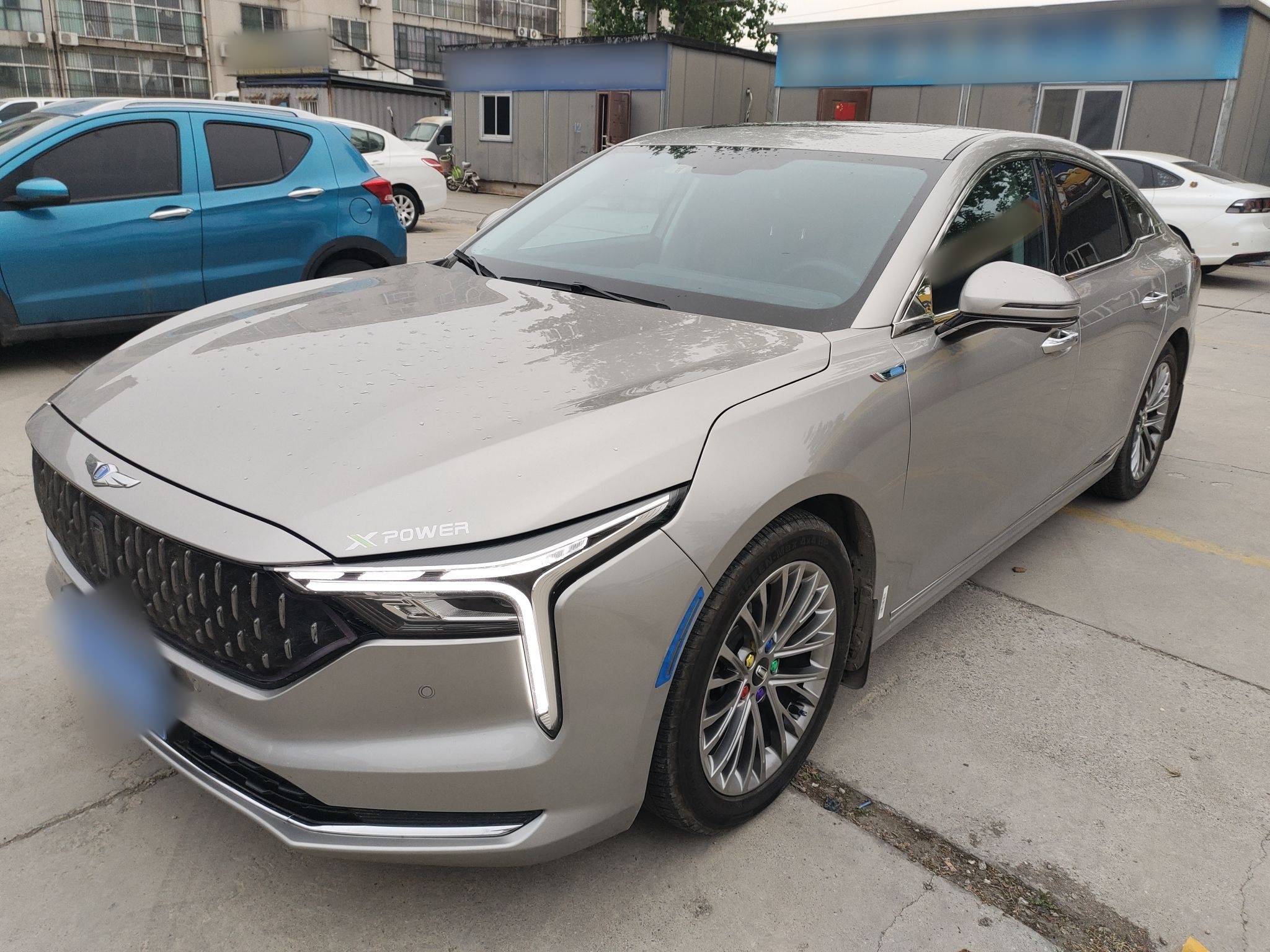 Под передней частью автомобиля