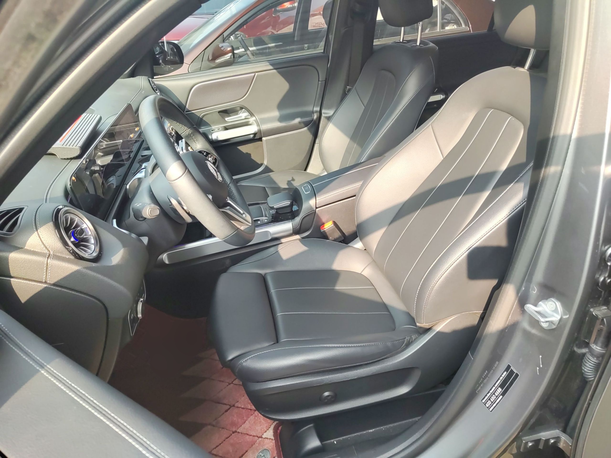 Переднее сиденье в автомобиле