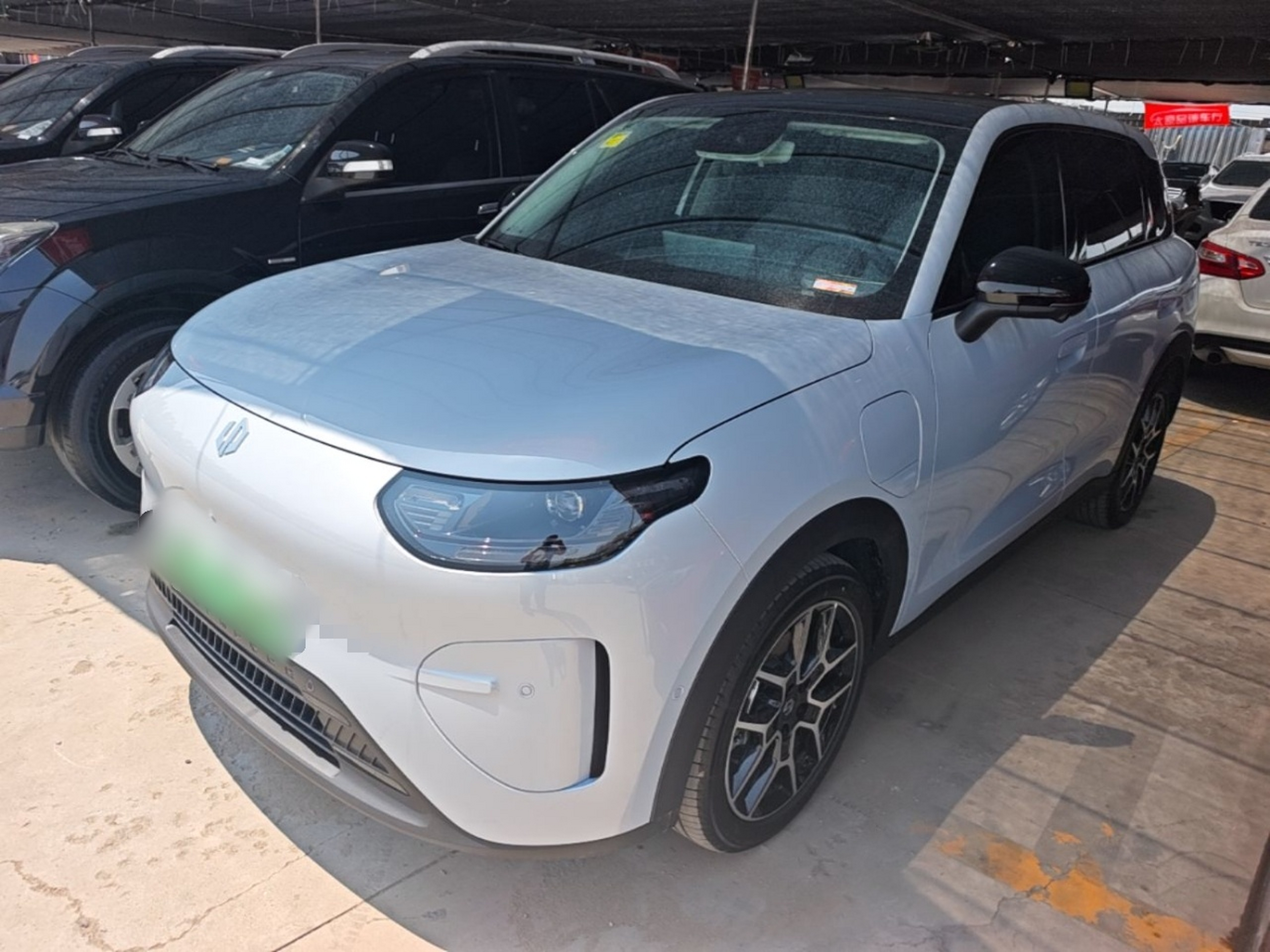 Под передней частью автомобиля