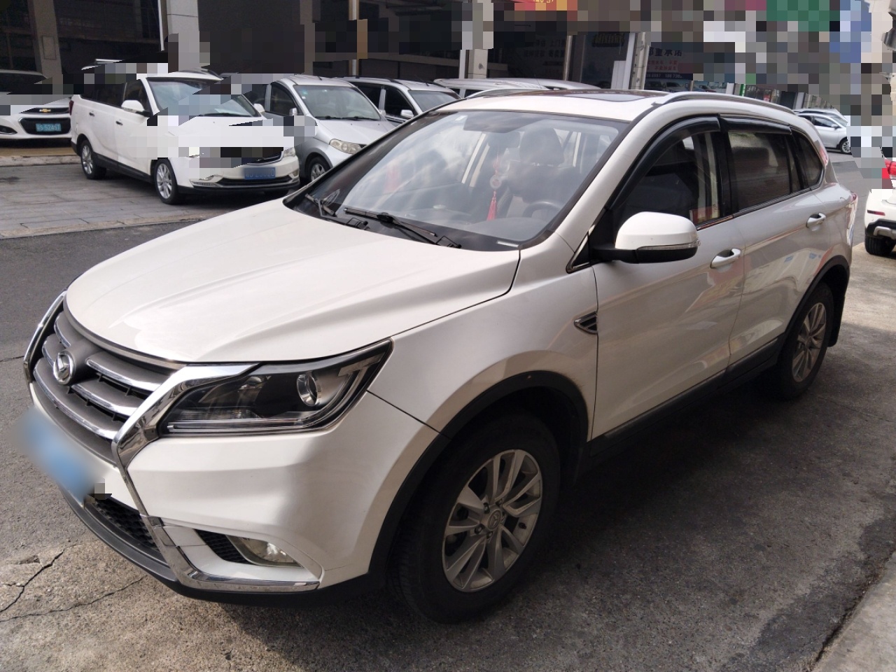 تحت مقدمة السيارة