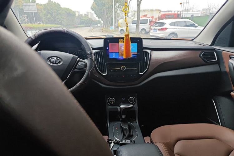 Used FAW Senya R7 2017 Smart Connected Version 1.6L Automatic Enjoyment Model Center Console