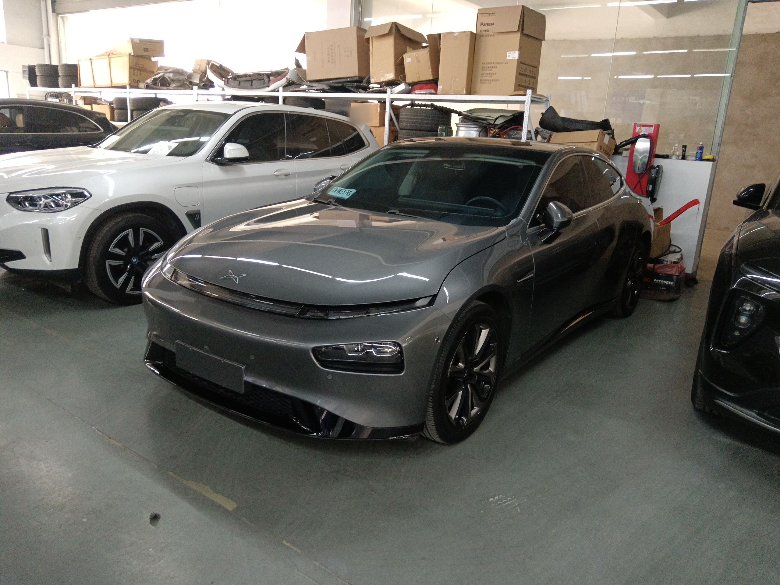 تحت مقدمة السيارة